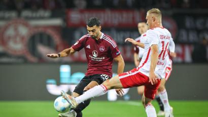 Bild: Daniel Karmann/dpa
Der Nürnberger Mahir Emreli (links) kämpft mit dem Regensburger Louis Breunig um den Ball.
