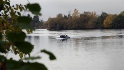 Bild: Konrad Jedelhauser
Polizeibeamte suchen in Schwarzenfeld auf einem See nach einer Vermissten.