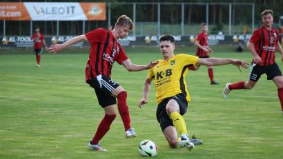 Archivbild: Dieter Jäschke
Das Hinspiel im August war schon umkämpft: Johannes Gradl (links) vom SC Luhe-Wildenau versuchte sich, gegen Leon Schreiner vom FC Amberg zu behaupten.