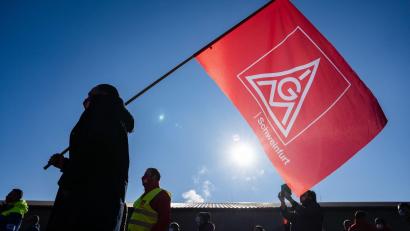 Symbolbild: Nicolas Armer/dpa
Die Tarifparteien in der Metall- und Elektroindustrie wollen die Verhandlungen abschließen.