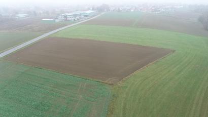 Bild: bey
Auf der Grünfläche oberhalb des umgeackerten Feldes sollte der Batteriespeicher errichtet werden.