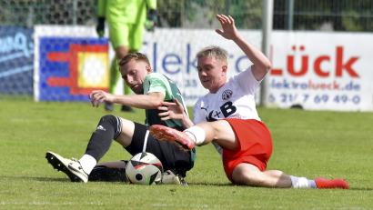 Archivbild: Hubert Ziegler
Für Andre Karzmarczyk (links) und die DJK Ammerthal wird das Heimspiel gegen die SpVgg Bayern Hof vor allem ein Kampfspiel im Tabellenkeller der Bayernliga Nord.