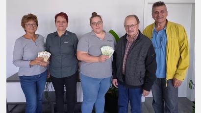 Bild: rn
In Irchenrieth übergaben Hildegard Schmid und Tochter Barbara (2. und 3. von links) 2500 Euro am Brigitte Krause (links), Max Hohlrüther und Andreas Steinl (von rechts).