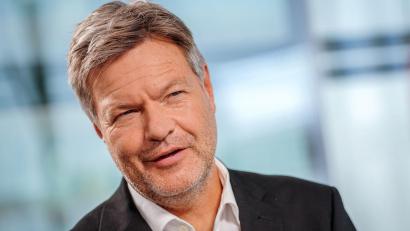 Archivbild: Kay Nietfeld/dpa
Will in der kommenden Woche beim Grünen-Parteitag in Wiesbaden als Kanzlerkandidat nominiert werden: Robert Habeck.