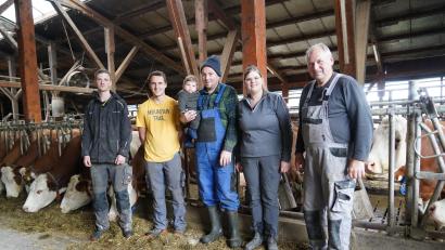 Bild: kaz
Der landwirtschaftliche Betrieb der Familie Wegmann aus Höll bei Pullenreuth wurde mit einem Staatsehrenpreis ausgezeichnet. Von links: die ehemaligen Azubis Florian Löw und Josef Kopp sowie Quirin, Thomas, Sophie und Berthold Wegmann.