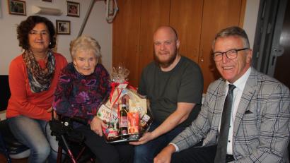 Bild: kro
Annemarie Goschalova feierte ihren 90. Geburtstag. Dazu gratulierten ihr (von links) Elisabeth Gradl vom VdK, Patrick Schüßler, der mit der Enkelin des Geburtstagskindes verheiratet ist, und Bürgermeister Franz Stahl.