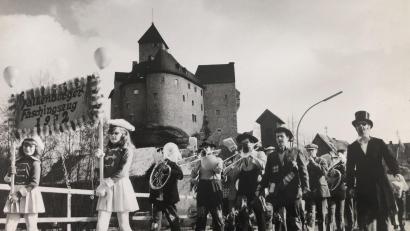 Bild: Archiv OWV Falkenberg/exb
Vor Jahrzehnten war der Faschingsumzug in Falkenberg ein Höhepunkt und Blickfang. Wieder aufleben wird die Veranstaltung vorerst noch nicht. Aber es steigt ein Faschingsball.