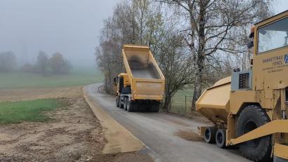 Bild: gi
Schnell gingen die Straßenbauarbeiten von Heumaden zur Gemeindegrenze Eslarn durch die Firmen Seebauer und Huber über die Bühne.