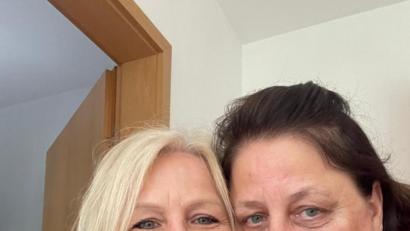 Bild: Christine Anetseder
Das erste gemeinsame Foto beim Treffen im Juni 2024 in Oberviechtach: Christine Anetseder (links) und Edith Posset-Schaller.