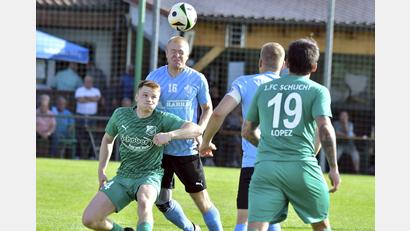 Archivbild: Hubert Ziegler
Beim 1. FC Schlicht (grüne Trikots, Szene aus dem Spiel gegen Vilseck) läuft es derzeit richtig gut. Sollte auch gegen den punktgleichen FC Raindorf ein Sieg gelingen, würde man zum schärfsten Verfolgen von Tabellenführer Etzenricht avancieren.