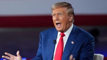 Bild: Evan Vucci/AP
Er werde kein Diktator sein, „außer am ersten Tag“, sagt Trump bei einer Diskussionsrunde des Senders Fox News vor fast einem Jahr. (Archivbild)