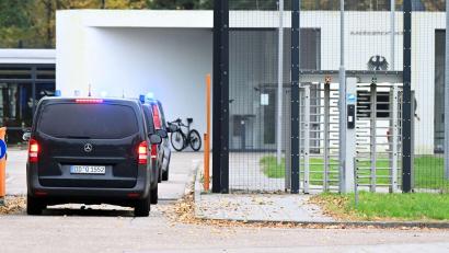 Bild: Uli Deck/dpa
Mit eingeschaltetem Blaulicht fahren mehrere Wagen auf den Hof an der Außenstelle des Bundesgerichtshofs.