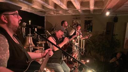 Bild: stg
Die Musiker der Band AC/DX. standen am Samstagabend mit ihrem "Low Voltage"-Programm auf der Bühne im Kemnather Kulturcafé.