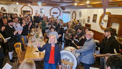 Bild: mab
Zusammen mit seiner Frau Hermine bestimmt der Jubilar Manfred Rodde den Takt der Musikkapelle vor großer Kulisse mit Vereinen und Freunden.