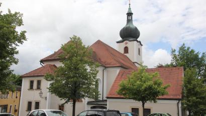 Bild: kro
Die Konnersreuther Pfarrkirche St. Laurentius vom Kirchplatz aus gesehen - zu welcher Pfarreiengemeinschaft sie künftig gehören wird, ist noch offen.