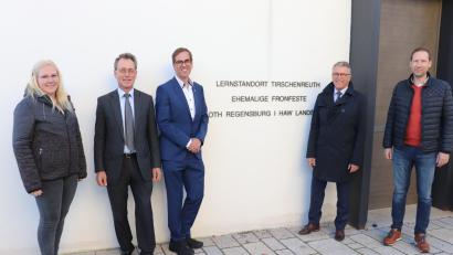 Bild: Stadt Tirschenreuth/Mirko Streich/exb
Bürgermeister Franz Stahl (Zweiter von rechts) mit Professor Dr. Ralph Schneider (Mitte), Professor Dr. Fritz Pörnbacher (Zweiter von links), Stadtkämmerer Harald Eckstein und stellvertretender Stadtkämmerin Eva Kastl vor Tirschenreuths Lernstandort in der ehemaligen Fronfeste.