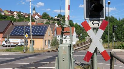 Archivbild: Gerhard Götz
Um den schienengleichen Bahnübergang zu beseitigen, könnte man die Bahngleise in einen Tunnel verlegen. Zuständig für ein solches Projekt wären Bahn und Bund.