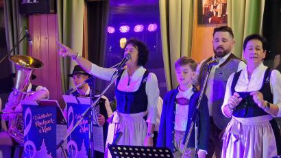 Bild: R. Kreuzer
Auch Bürgermeister Sebastian Giering und der jüngste Fan Kilian singen eine Strophe gemeinsam mit den Zupfer Moidln.
