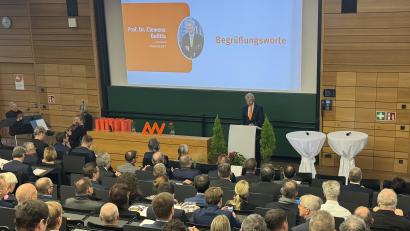 Bild: mgo
Prof. Dr. Clemens Bulitta, Präsident der OTH Amberg-Weiden, würdigt in seiner Eröffnungsrede das 30-jährige Bestehen der Hochschule.