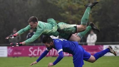 Bild: ham
Parallelflug im Strafraum der SpVgg Pfreimd: Der SpVgg-Torhüter Michael Herrmann (oben) fliegt gegen Stephan Herrmann vom SV Etzenricht um die Wette.