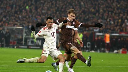 Bild: Christian Charisius
Jamal Musiala (inksl) gegen St. Paulis Eric Smith. Der Bayern-Star sorgte für die Entscheidung in Hamburg.