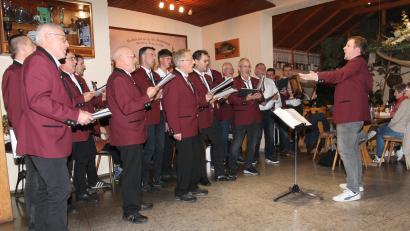 Bild: pi
Der Chor des Männergesangvereins "Sangeslust" Georgenberg um Johannes Haider (rechts) legt sich beim Auftakt des Wirtshaussingens voll ins Zeug.