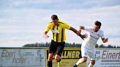 Archivbild: Thomas Schrems
Spielertrainer Jiri Prochazka (links) und der SV Poppenreuth trennten sich 1:1 vom FC Fichtelgebirge.