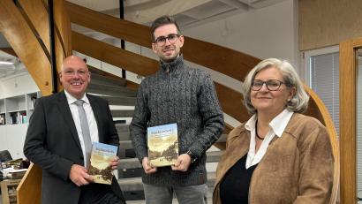Bild: Matthias Bäumler/fph
Oberbürgermeister Oliver Weigel, Autor Tobias Damberger und Stadtarchivarin Edith Kalbskopf (von links) bei der Präsentation des neuen Marktredwitz-Buches.