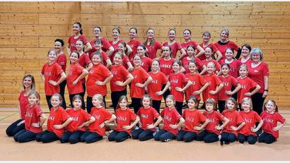 Bild: gri
Da stehen sie feinsäuberlich aufgereiht, die 45 Mädels der drei Freudenberger Faschingsgarden.
