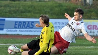 Bild: Hubert Ziegler
Eine hitzige Szene am Ende der ersten Halbzeit, als Noah Majdic (links) vom FC Amberg und der zweifache Torschütze und Kapitän Nico Argauer (rechts) vom SC Luhe-Wildenau an der Eckfahne gemeinsam zum Ball gingen.