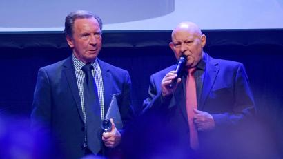 Bild: Axel Heimken/dpa
Der frühere Sportreporter Dieter Adler (r) ist gestorben.