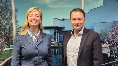 Bild: Lowak
Die neue Geschäftsführerin der Max-Reger-Halle heißt Jutta Kistner. Oberbürgermeister Jens Meyer heißt sie in Weiden willkommen.