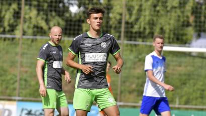 Bild: Hubert Ziegler
Jonas Schwindl (Mitte) glich für Gebenbach gegen den SSV Jahn II aus.
