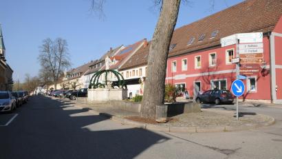 Archivbild: bey
Der Stadtbrunnen mit dem Kriegerdenkmal soll bei der Umgestaltung des Marktplatzes seinen Standort behalten.
