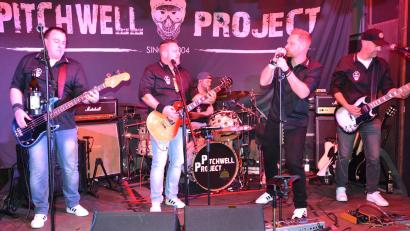 Bild: jr
„Pitchwell Project“ feierten am Samstagabend in der Kulturfabrik ihr zwanzigjähriges Bestehen mit einem Konzert, dort ließen sich die fünf Musiker feiern, die noch lange nicht am Ende ihrer Karriere sind.