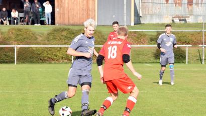 Bild: Gebert
Der TSV Konnersreuth gewann zum zweiten Mal in dieser Saison gegen Spitzenreiter TSV Waldershof. Das Tor des Tages erzielte Cedric Reiter (links), der in dieser Szene den Ball vor dem Waldershofer Lukas Fürst spielt.