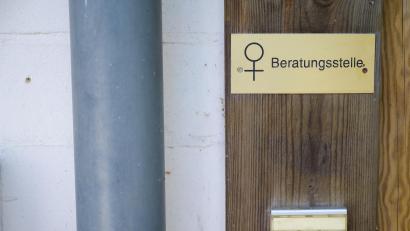 Symbolbild: Philipp Schulze/dpa
Wird es in Weiden bald eine Beratungsstelle bei häuslicher Gewalt geben? Noch fehlt eine befürwortende Stellungnahme – aus Weiden, Neustadt/WN und Tirschenreuth. Den Kommunen aber fehlt das Geld.