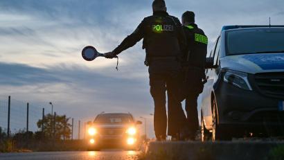 Symbolbild: Patrick Pleul/dpa
Polizeibeamte stoppten am Sonntag in Waldsassen ein Auto, in dem an mehreren Stellen Pyrotechnik verbaut war – insgesamt kamen rund 200 Feuerwerkskörper zum Vorschein.