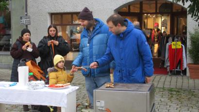 Bild: bnr
An einem kühlen Novembertag schmeckt die Bratwurstsemmel besonders gut. An der Martinikirchweih grillte der Chef selbst.