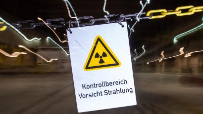 Symbolbild: Lucas Bäuml/dpa
In einem atomaren Zwischenlager hängt an einer Absperrung ein Schild mit der Aufschrift "Kontrollbereich Vorsicht Strahlung".