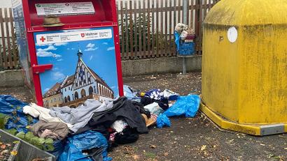 Bild: Petra Eckl
Die Altkleider-Container in Amberg quellen über. Auch hier am Lothringer Platz neben dem Erasmus-Gymnasium.