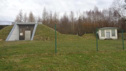 Bild: amö
Der alte (rechts) und der neue (links) Hochbehälter des Zweckverbandes Schneeberger Gruppe nahe Pondorf.