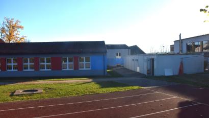 Bild: fz
An der Rückseite soll der Anbau an die Grundschule erfolgen. Rechts die Container, in denen aufgrund der stark gestiegenen Schülerzahlen derzeit Unterricht stattfindet.