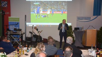 Bild: fz
Eine Stunde begeisterte der ehemalige Fifa-Schiedsrichter Lutz Wagner die über 200 Schiedsrichter und Ehrengäste. Teils provokativ, aber eine Hommage an den Schiedsrichter.