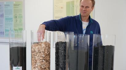 Bild: Christopher Dotzler
Carbon-Cycle-Mitarbeiter Norbert Gebhard erklärt den Pflanzenkohlen-Herstellungsprozess.