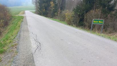 Bild: mnt
Immer wieder kehrende Straßenschäden im Kulzer Moos haben die Gemeinde jetzt dazu veranlasst ein Bodengutachtung erstellen zu lassen, um Gegenmaßnahmen einzuleiten.