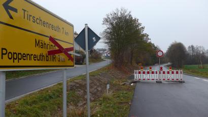 Bild: tss
Die Staatsstraße 2167 bei Großkonreuth Richtung Mähring wird am Freitag, 15. November, wieder für den Verkehr freigegeben.