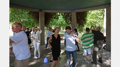 Archivbild: Susanne Schwab, Stadt Amberg
Beim offiziellen Start im Tanzpavillon im Englischen Garten war er natürlich am Start: Tom Scheimer, der ehemalige Betreiber des Clubs Habana und leidenschaftlicher Salsa-Tänzer (Mitte mit blauem Shirt).