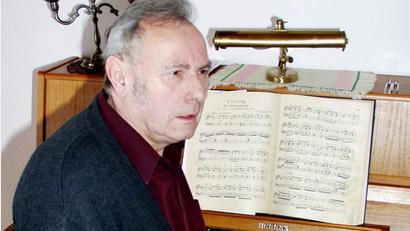 Bild: no
Es war jahrzehntelang, einer seiner Lieblingsplätze bei sich zu Hause: Andreas Wehrl am Klavier beim Ausprobieren und Einüben von Musikstücken.