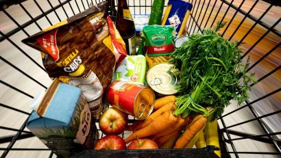 Symbolbild: Fabian Sommer/dpa
Ein Appell der Polizei: Nie die Geldbörse in den Einkaufswagen legen.